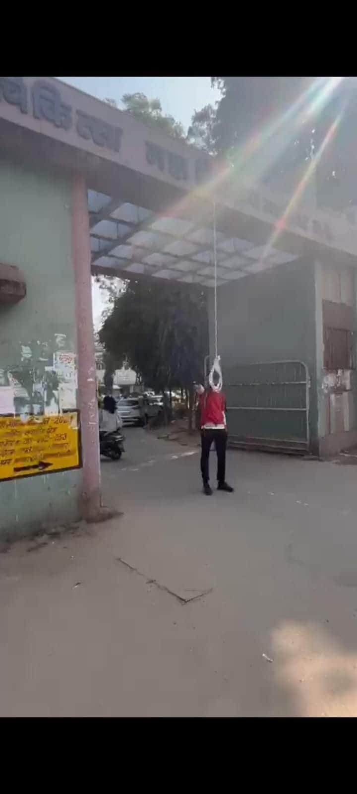 Gwalior News: Student hangs himself at the main gate of GRMC Medical College.