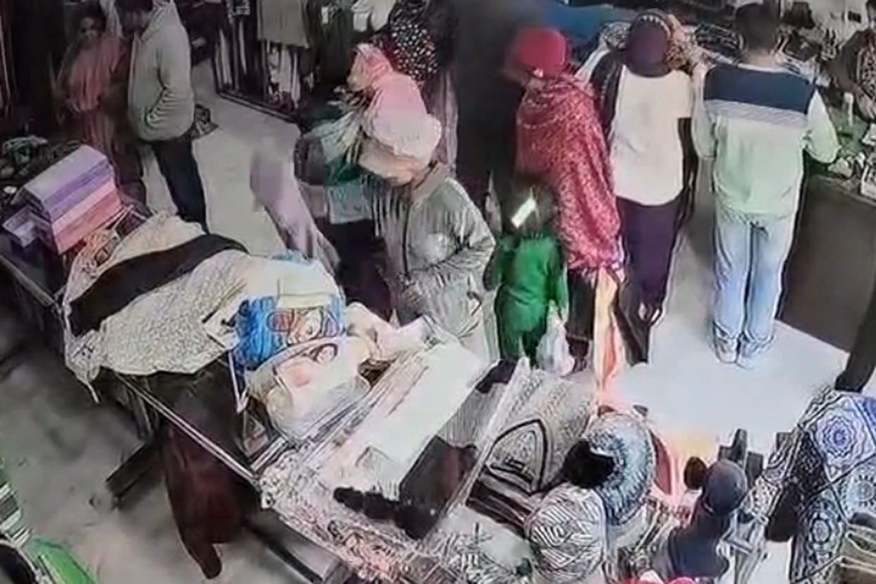Women stole goods worth thousands of rupees from a shop, the incident was captured on CCTV