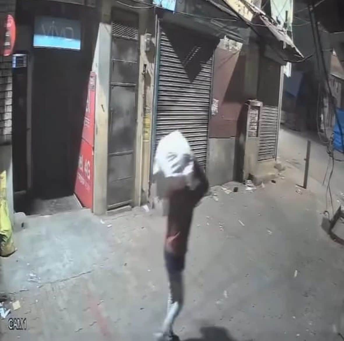 सीसीटीवी में दिखा बोरे में मोबाइल भरकर ले जाता चोर।