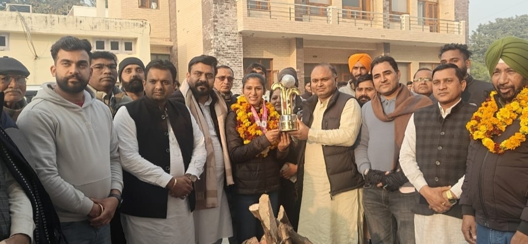 Player of the Tournament Navneet Kaur was honored on her arrival in Shahabad.