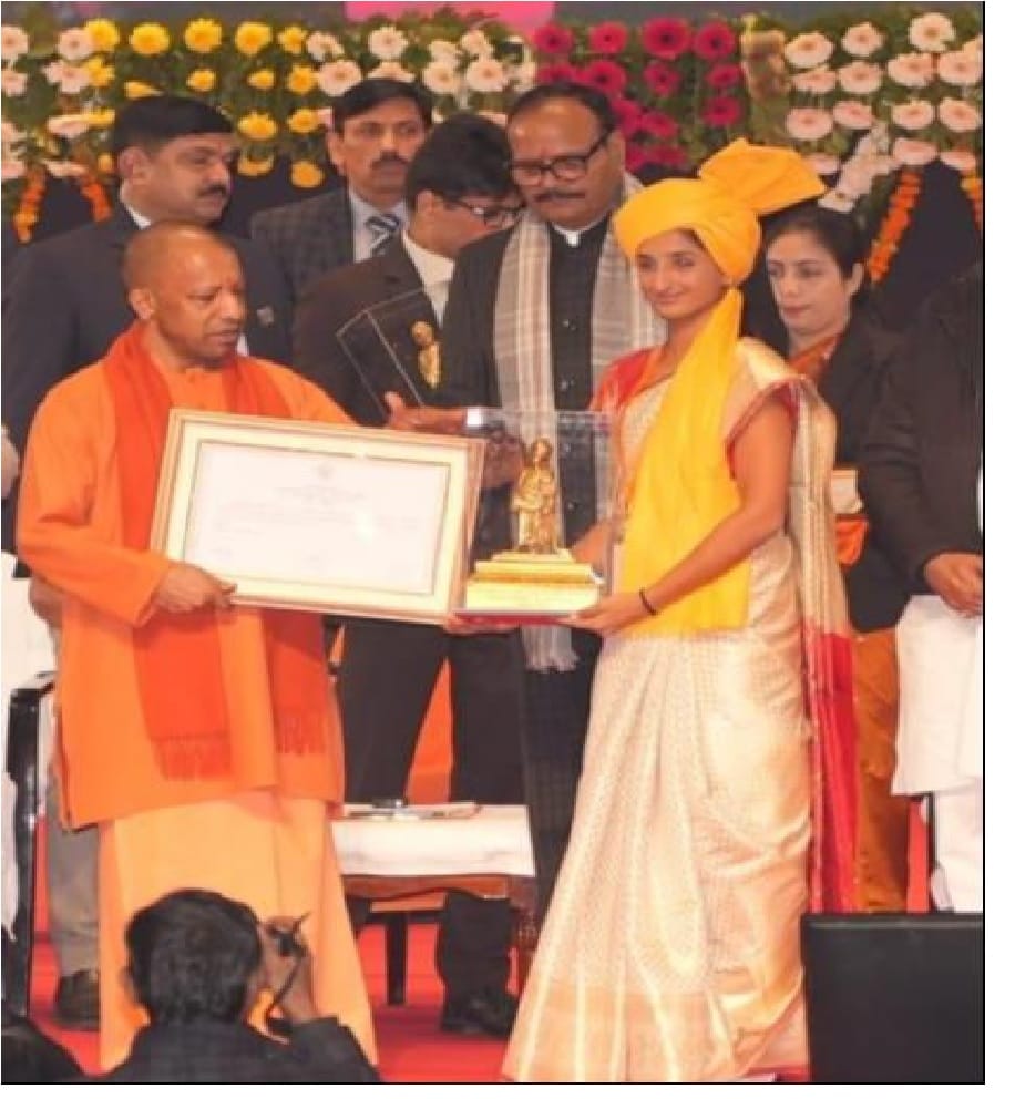 Tennis player Mahika was honored with the Youth Award by the Chief Minister.