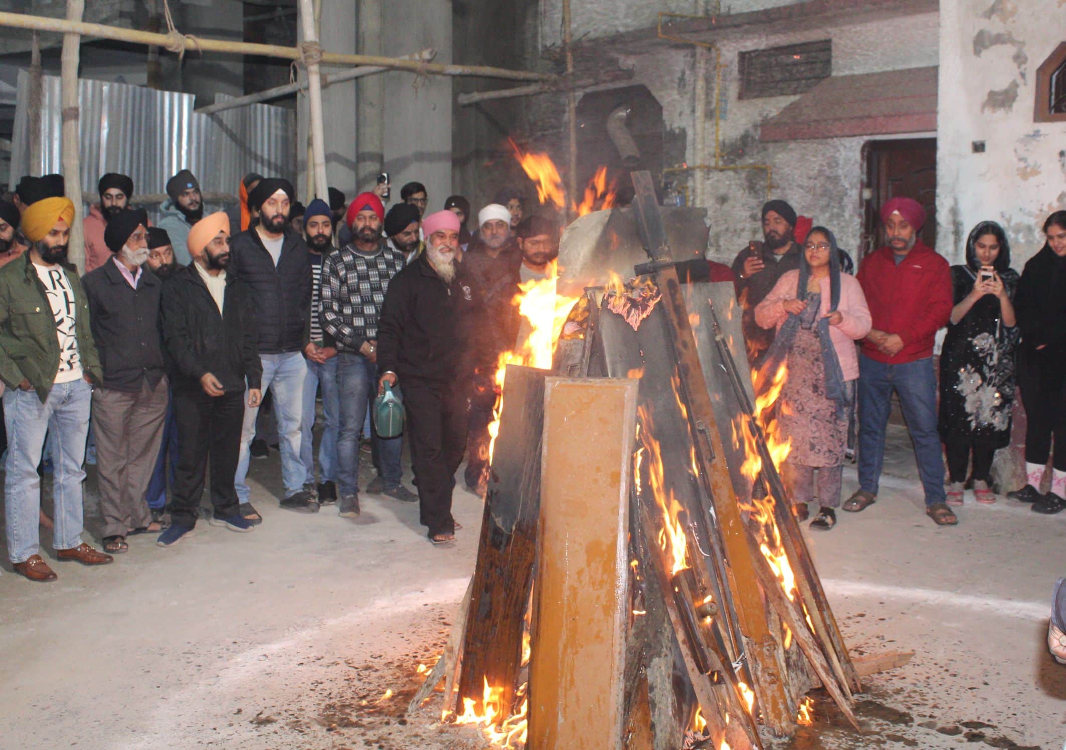 शहर के लाजपतनगर मेंलोड़ी जलाते सीख परिवार के लोग। 