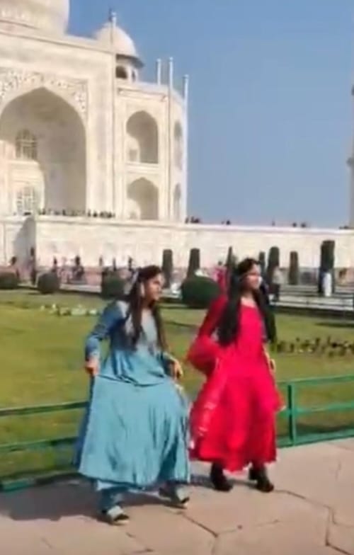 Girls danced at the Taj and made a reel