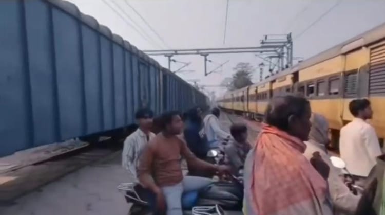 Bihar: रेलवे गुमटी बंद होने पर भी ट्रैक पार करने लगे लोग, तभी दोनों ओर से आ गई ट्रेन; लोको पायलट ने क्या किया?