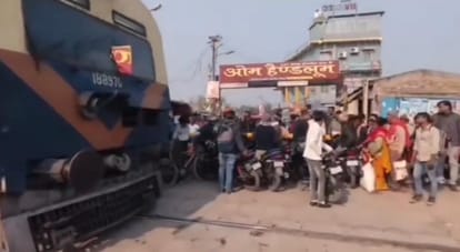 Major Accident Averted at Motipur Railway Crossing, Dozens of Lives Saved Due to Loco Pilot's Alertness