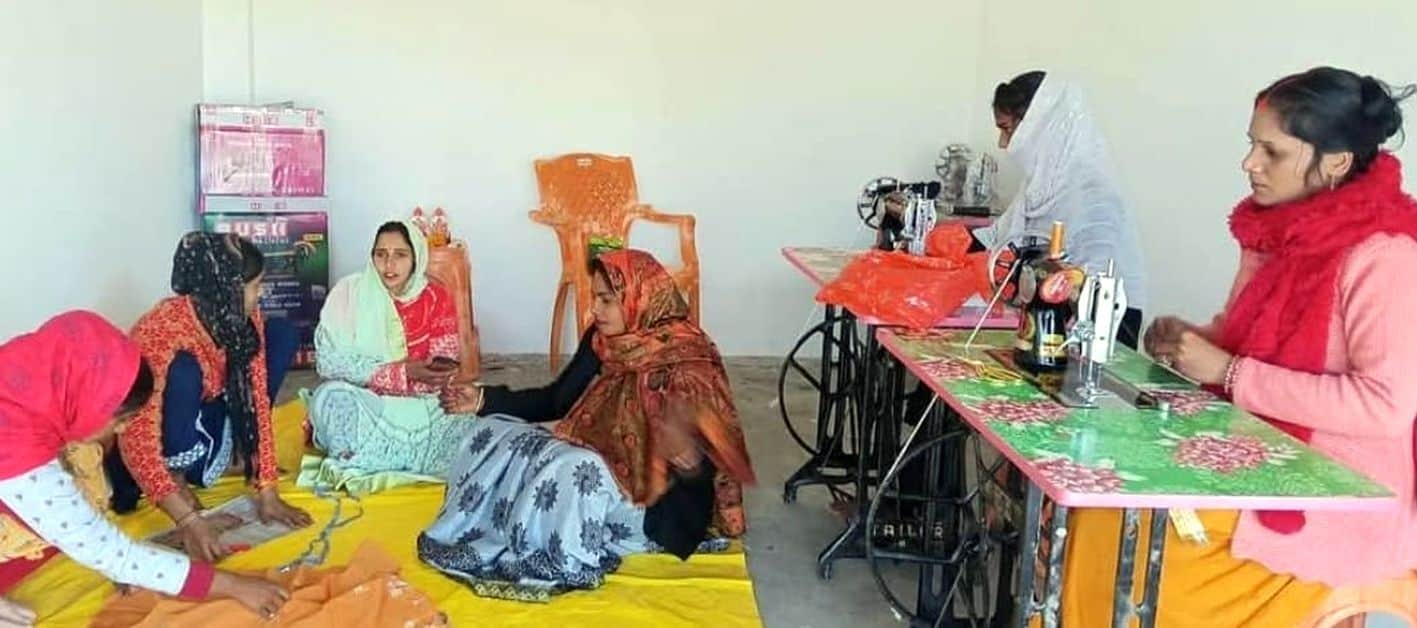 दरियाबाद के रसूलपुर कलागांव में सिलाई का काम सिखातीं रिशा।