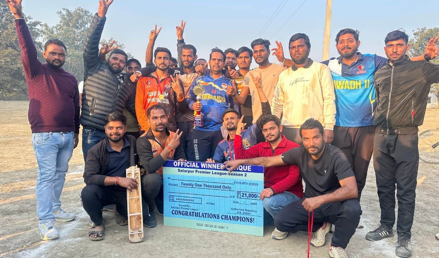 देवा के सलारपुर में आयोजित क्रिकेट मैच में चेक व ट्राफी के साथ विजेता टीम।