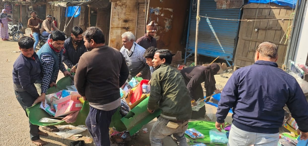28 shops were demolished with bulldozers and illegal occupants were driven away.