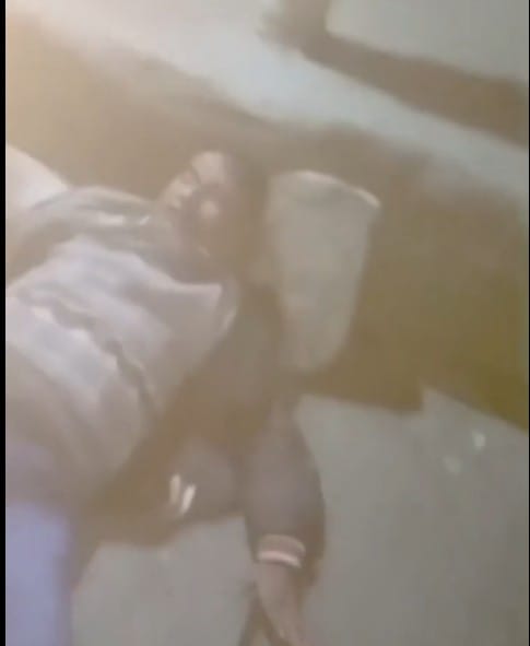 आरोपी को पीटते  लोग।