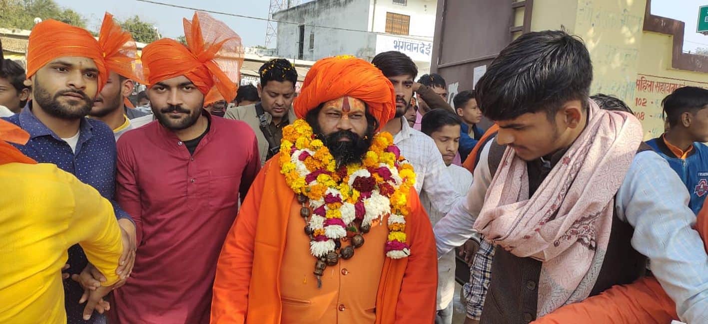 यूनियन इंटर कॉलेज रामनगर में आयोजित हिंदू सम्मेलन में पहुंचे हनुमानगढ़ी के महंत राजू दास  व मौज