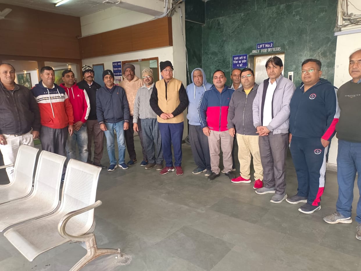 City traders met with the Deputy Commissioner to complain about the failure to clear the drains of waste on time.