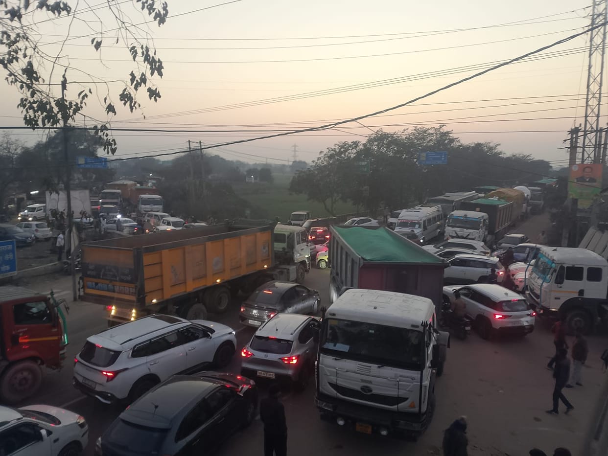 A one-kilometer-long traffic jam has formed on the Kosli-Rewari road.