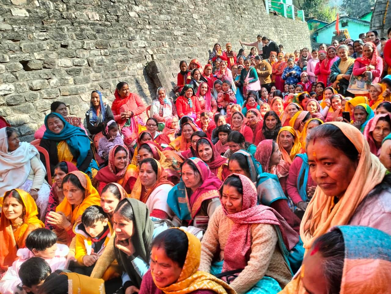 आदिबदरी में महाभिषेक समारोह में मंदिर परिसर में मौजूद श्रद्धालु। संवाद