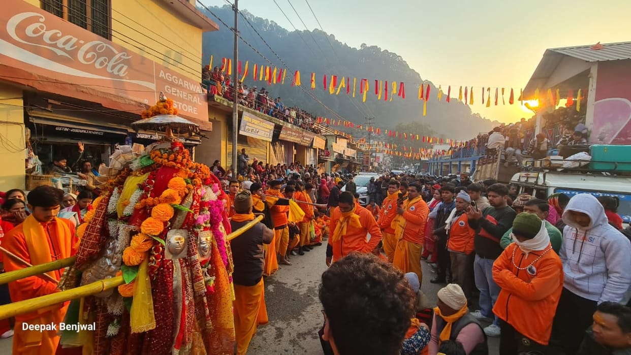 The palanquin of sage Agastya Maharaj, who was on a pilgrimage, did not move forward, causing a traffic jam for hours.
