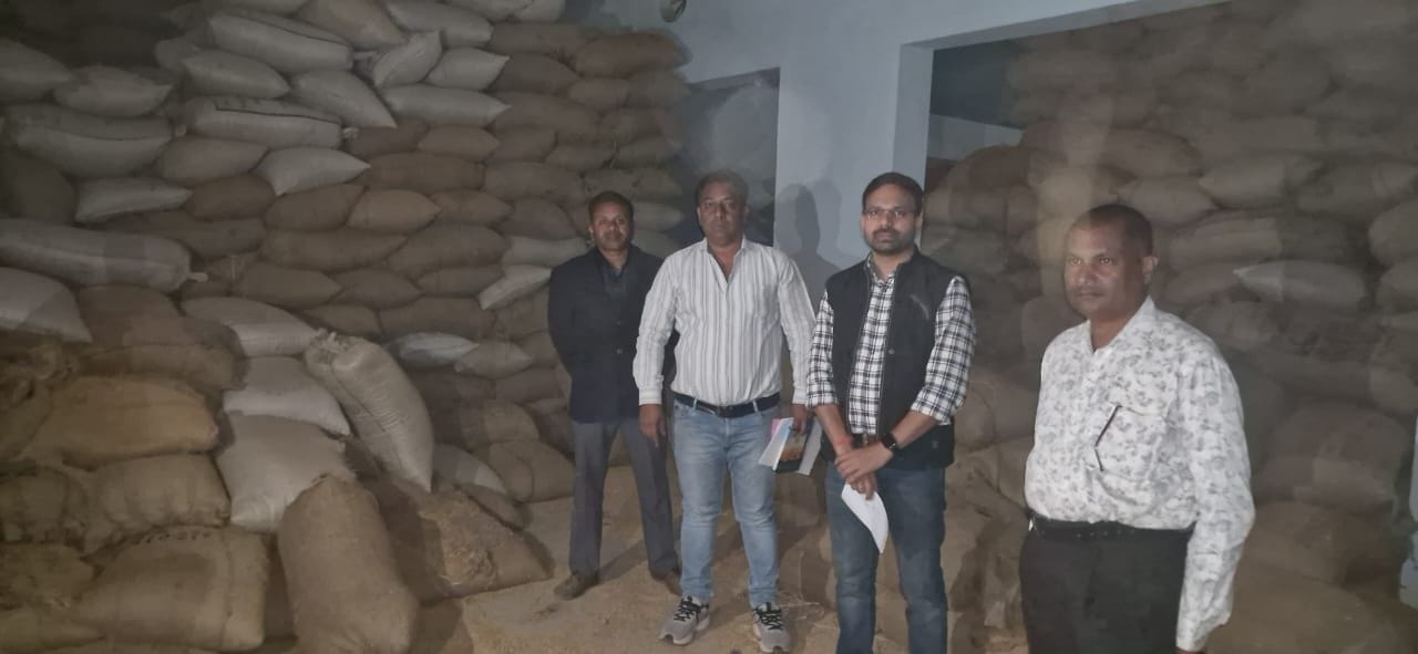 अवैध धान भंडारण पर प्रशासन की सख्त कार्रवाईग्राम सिरसिदा में प्रभु ट्रेडिंग कंपनी के गोदाम से