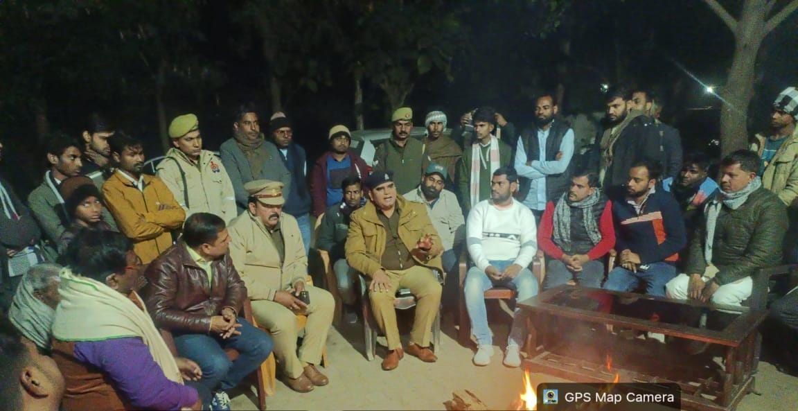 In Basiajot, villagers discussed crime control around a bonfire.