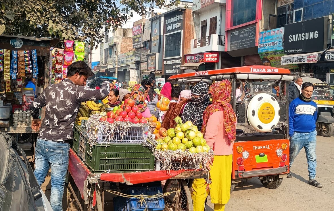 The weather is getting colder, and oranges are becoming popular.