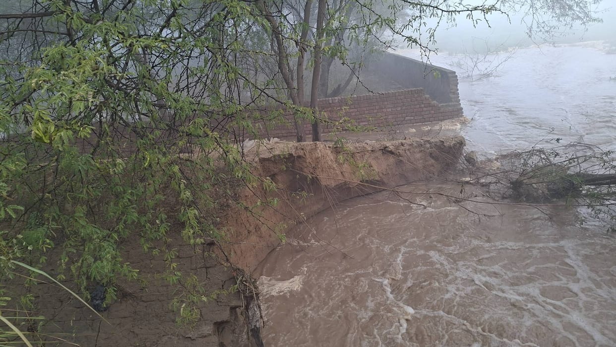 Gudiya Kheda Minor broke near village Nirban School, several acres of crops submerged.