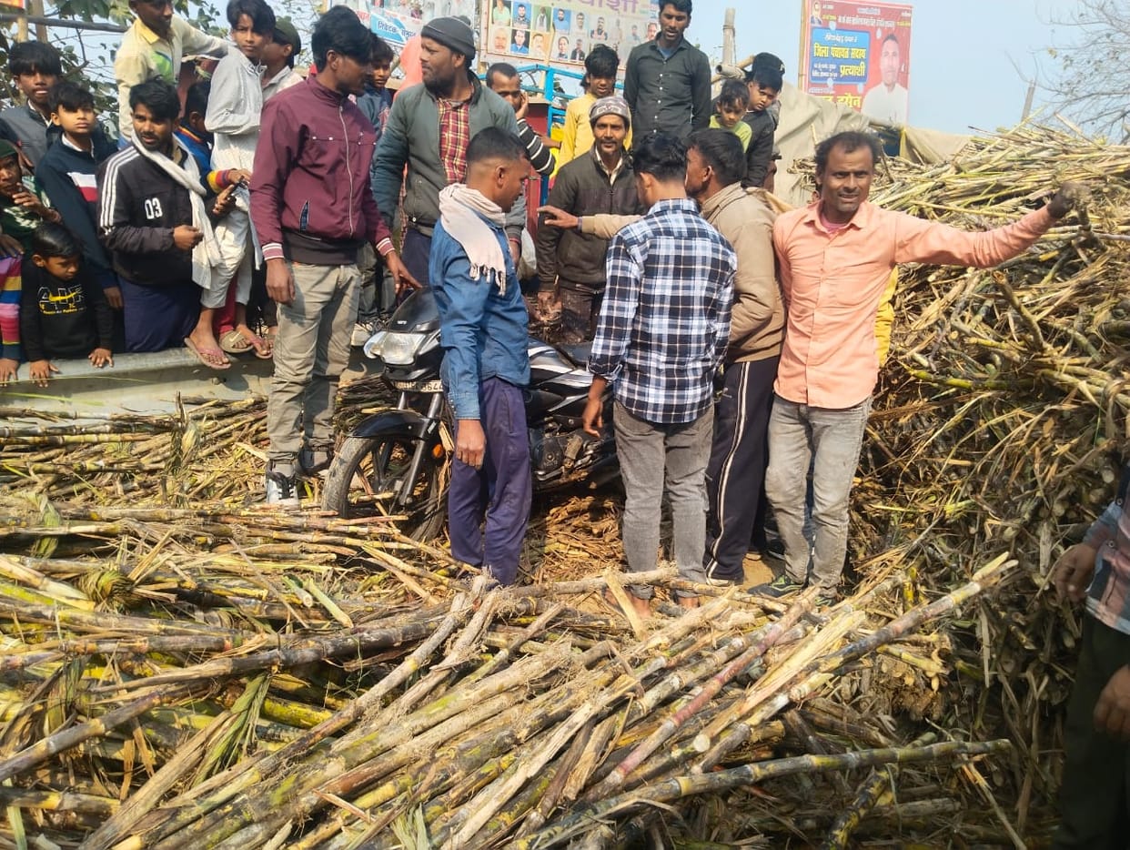 Oversized sugarcane truck overturns in Ghazipur, four bikes buried