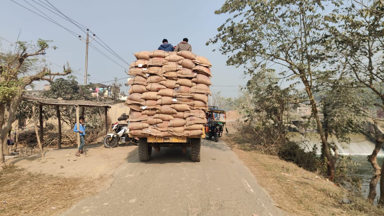 West Champaran: Overloaded vehicles coming out of FCI godown on Mainatand roads, increasing risk of death