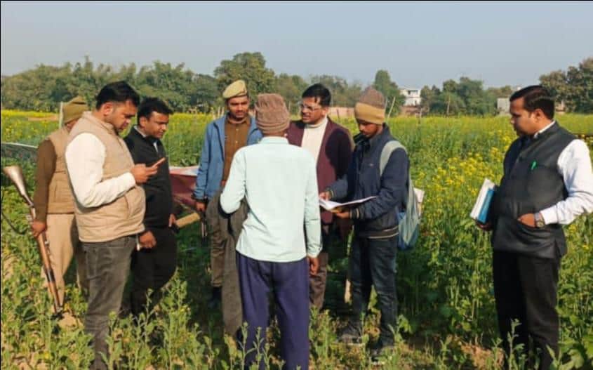 एनएच-135 ए के विस्तार में आ रही बाधा को दूर करने के लिए किसानों से बातचीत करते अधिकारी। प्रशासन