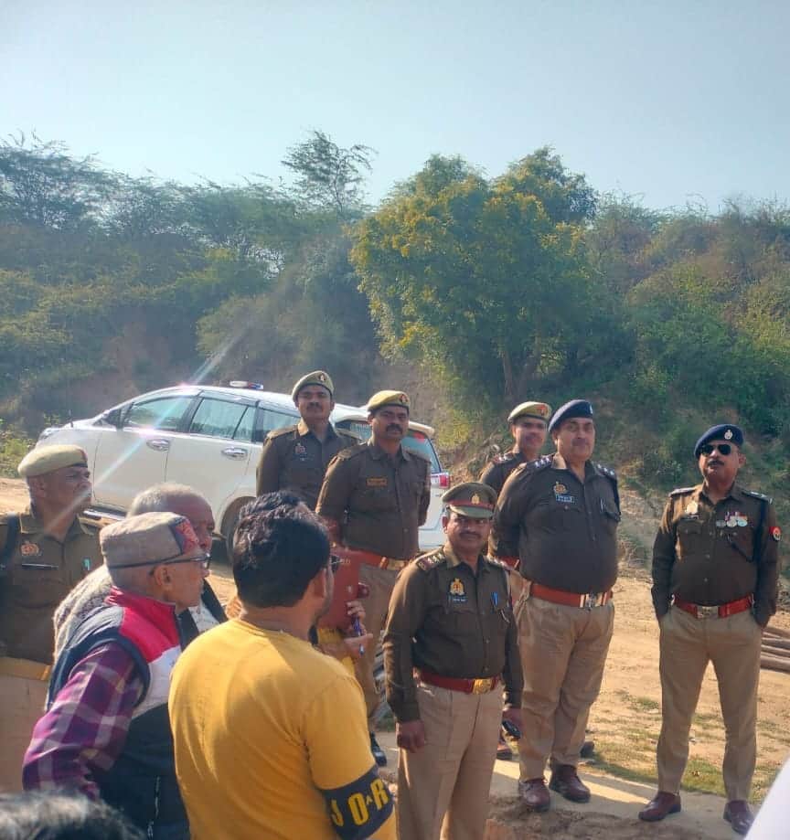 फोटो - 06 यमुना स्थित घाटों का निरीक्षण करते एसपी डॉ. दुर्गेश कुमार। संवाद