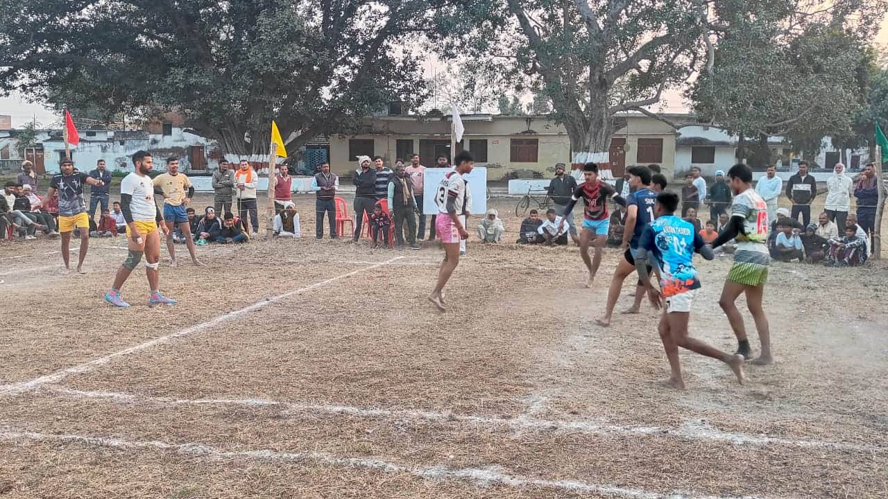 फोटो-11-बुंदेलखंड इंटर कॉलेज में आयोजित कबड्डी प्रतियोगिता में जोर आजमाइश करते खिलाड़ी। संवाद