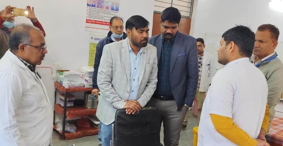 फोटो-15-कोंच सीएचसी में लैब टेक्नीशियन से पूछताछ करती कायाकल्प टीम। संवाद