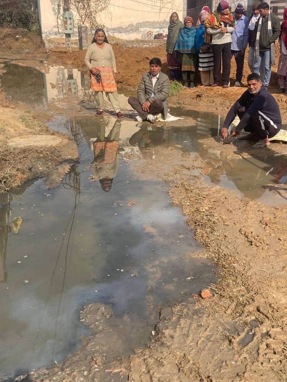 Most RO plant operators do not have the necessary permits, and contaminated water is being supplied in Mayur Vihar.
