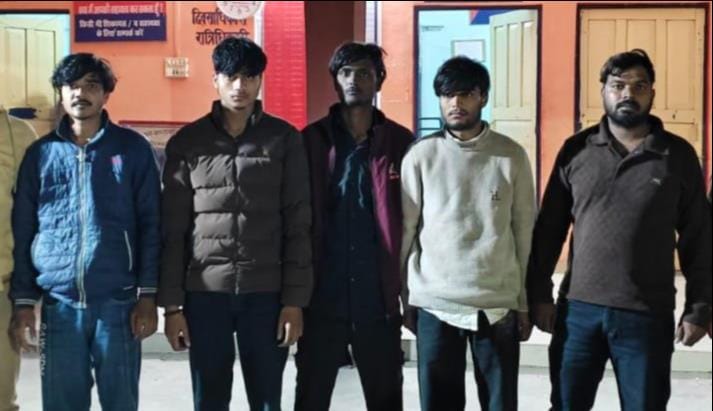 In Kaptanganj, masked gunmen opened fire, and an FIR has been registered against nine people, including a ward councilor.