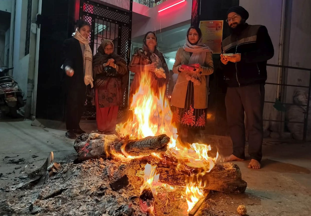 Punjabis danced to the beats of drums, Lohri festival was celebrated with great enthusiasm.