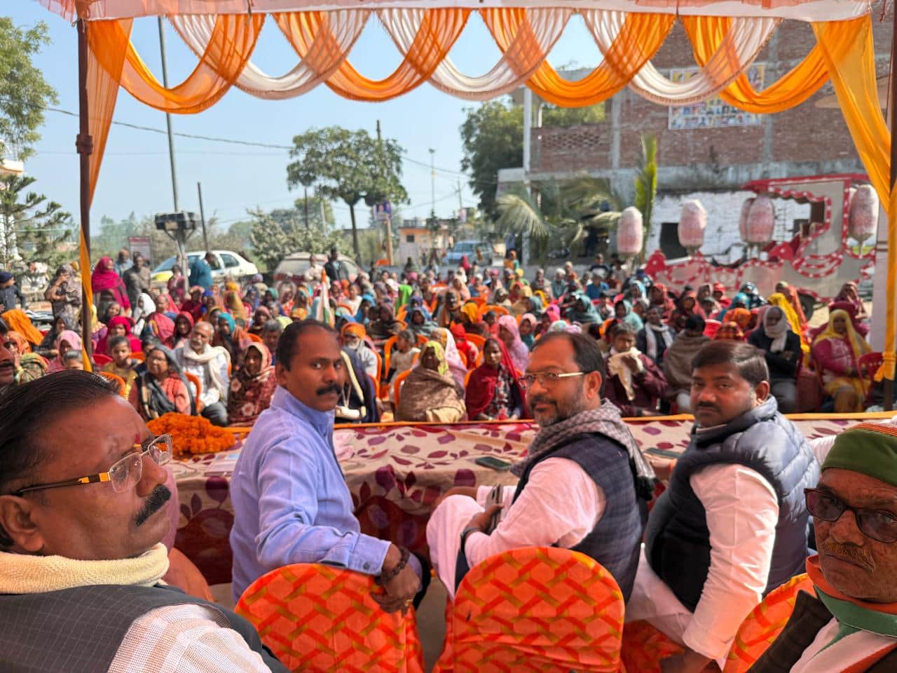 गरियांव बाजार में जनसभा करते कांग्रेसजन। कांग्रेस