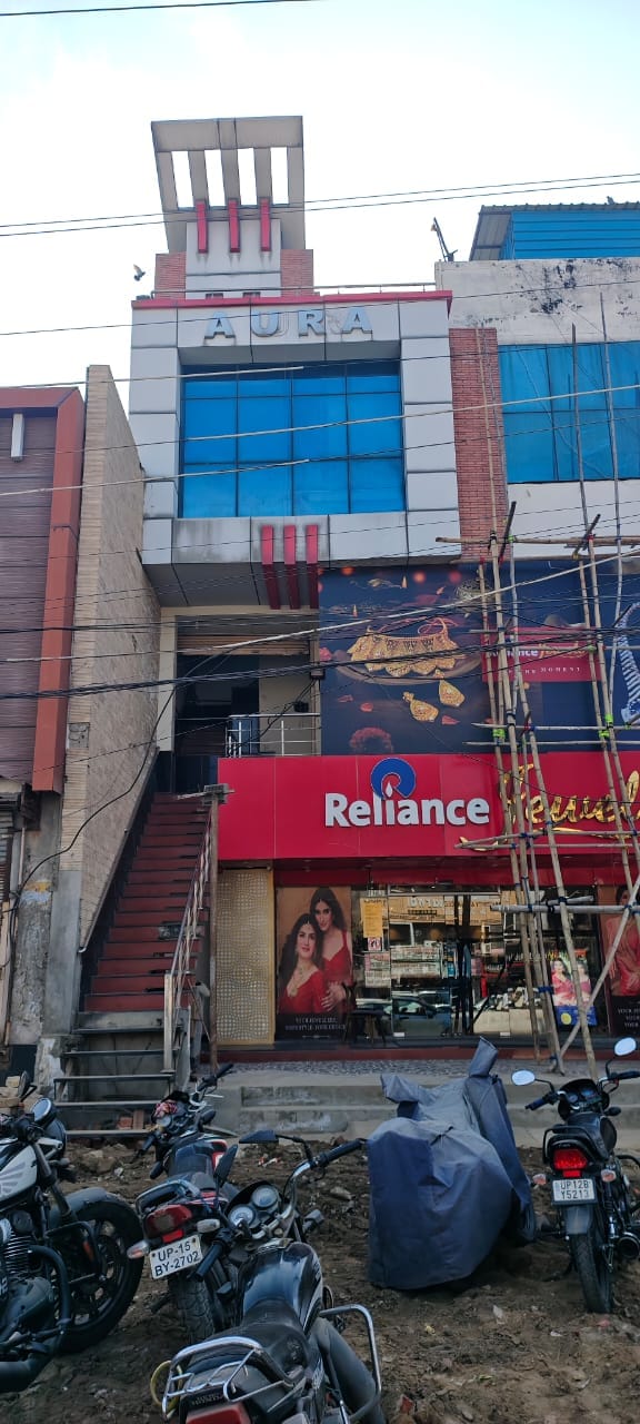 Police raid four spa centres, detain 20 women and a young man on charges of prostitution
