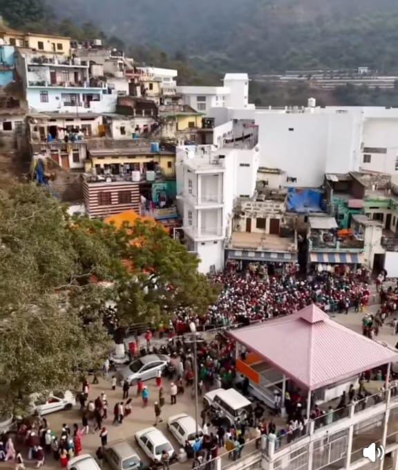 Thousands of devotees paid obeisance at the Lohri fair in Haripur Sahib on the second day.