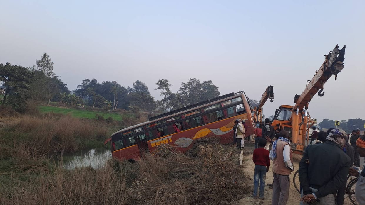 The out-of-control bus fell into a drain; the driver narrowly escaped.