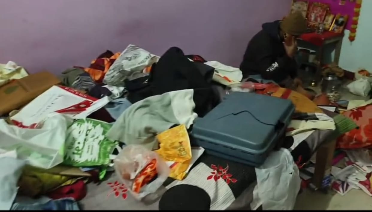 Thieves broke into the house and stole jewelry and cash.