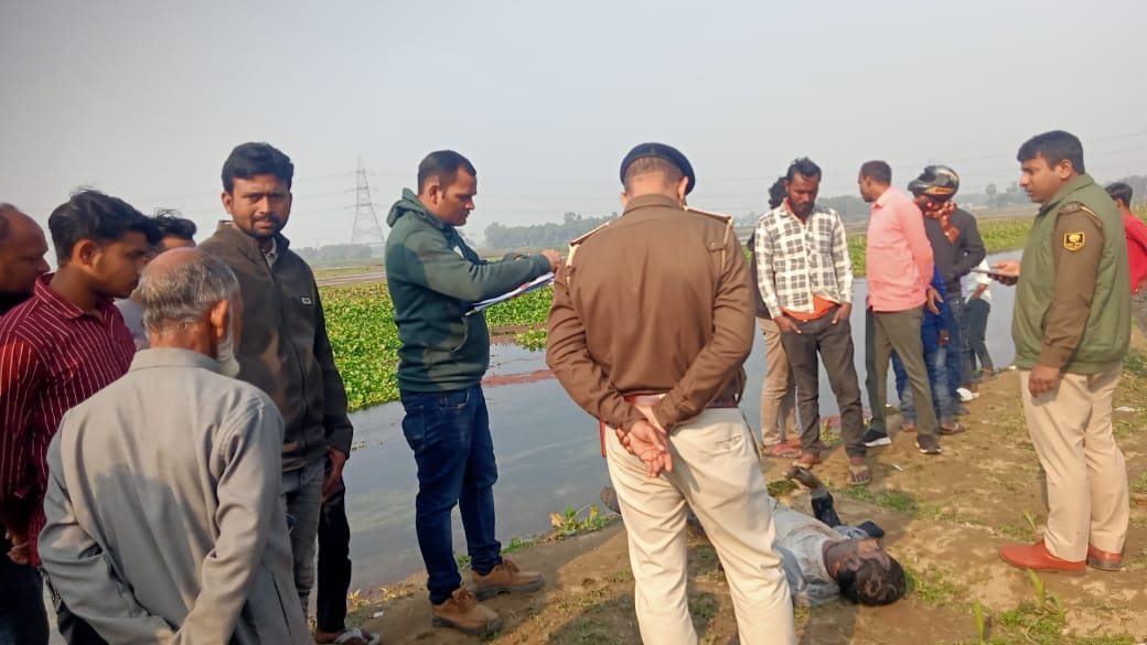 शव मिलने के बाद लोगों की लगी भीड़