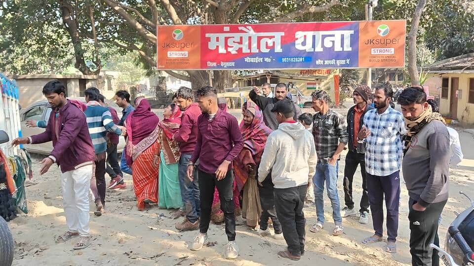 मंझौल थाना पर जुटे परिजन