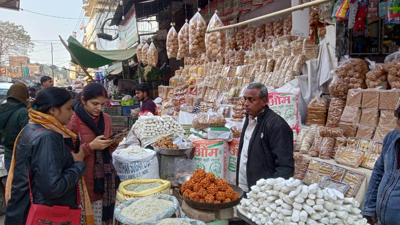 मकर संक्रांति को लेकर खरीददारी करतीं महिला। संवाद