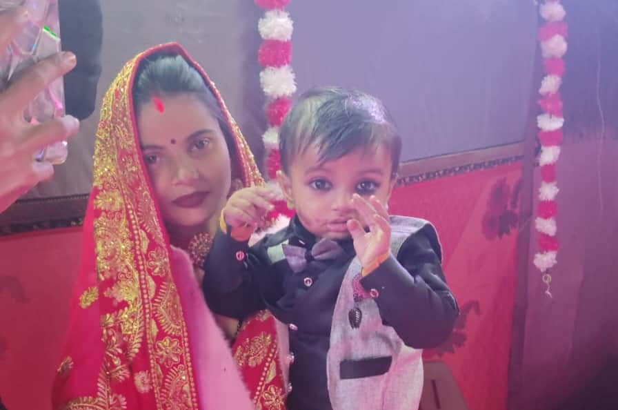 मृतक महिला अपने मासूम बच्चे के साथ