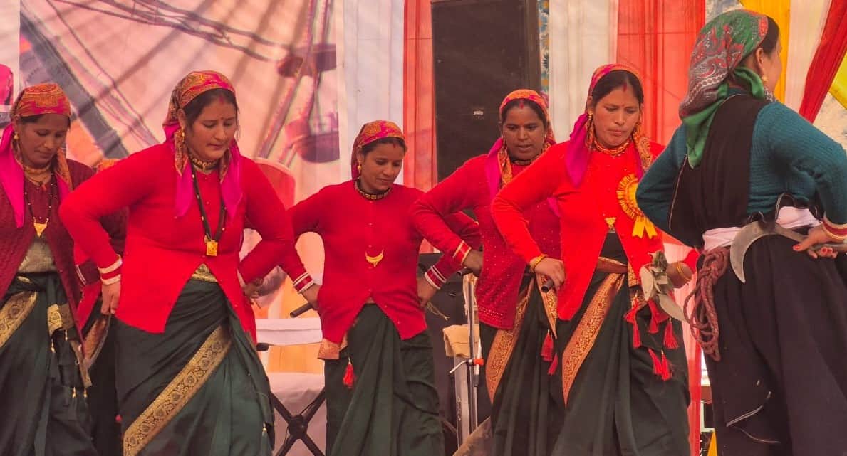 नारायणबगड़ में आयोजित मेले में कार्यक्रमों की प्रस्तुति देती ममंद। संवाद