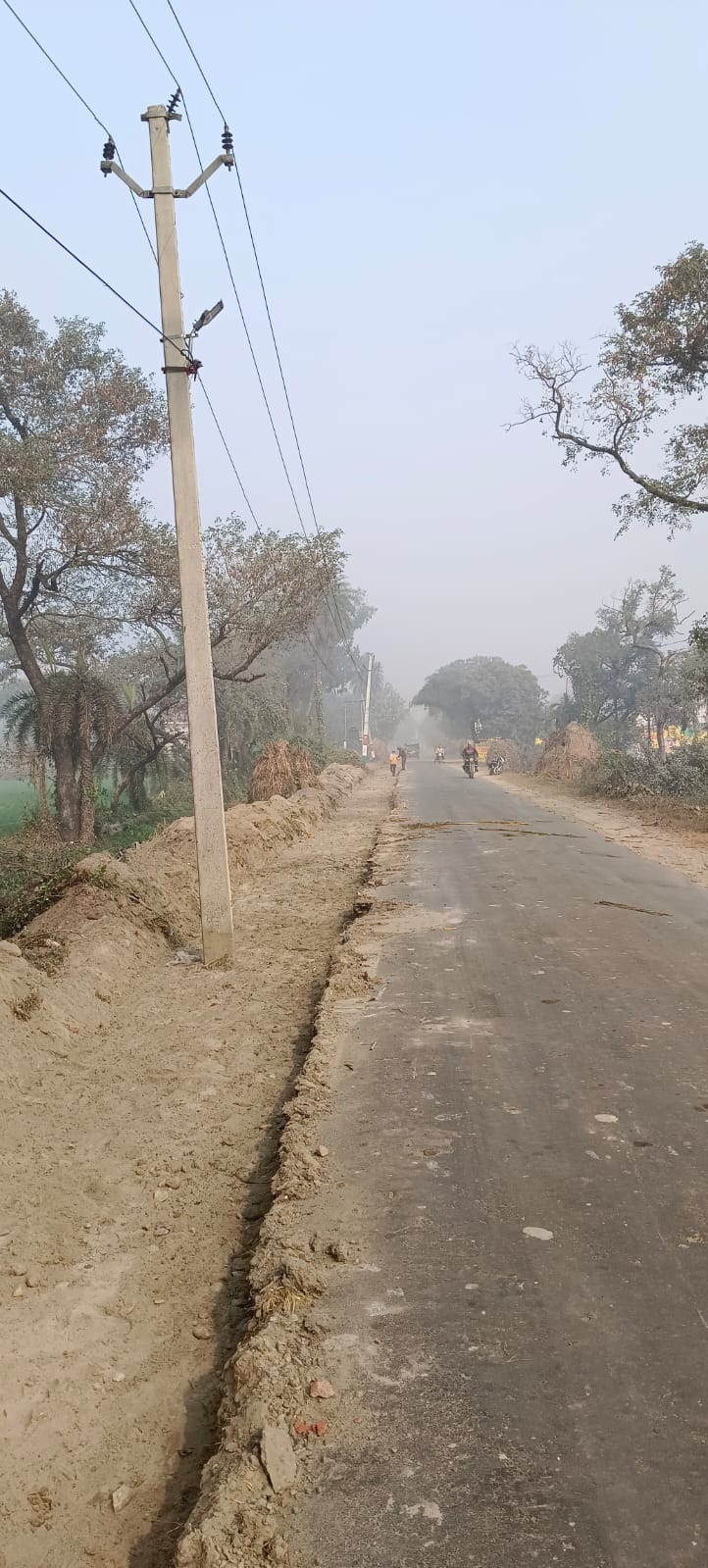 Electric poles became a hindrance in road widening on Naya Gaon-Makhdoompur road, fear of accident
