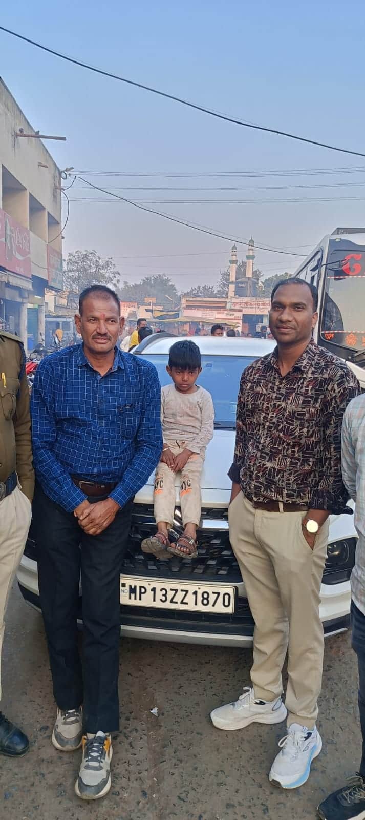 पुलिस टीम के साथ बालक आयुष