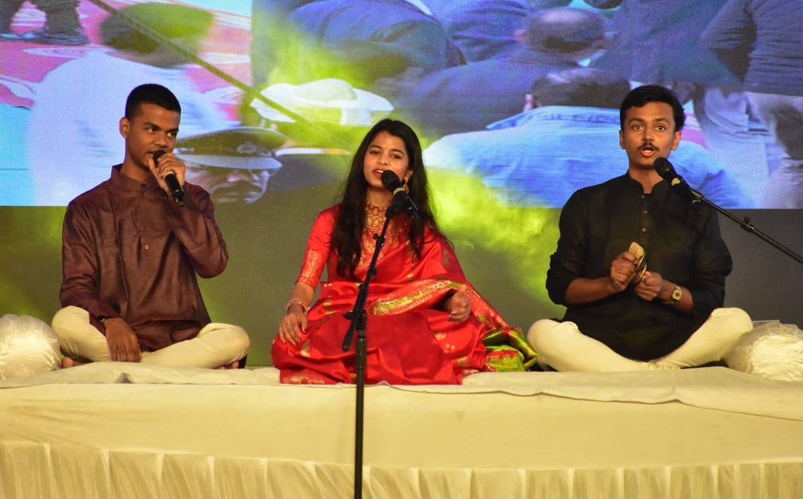 People danced to the hymns of Maithili Thakur and cheered them by clapping.