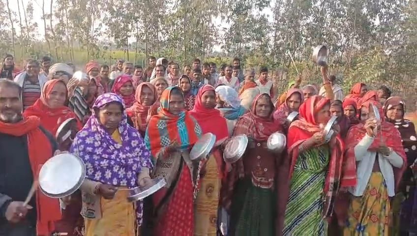 Protest against Jeeramji by playing thali