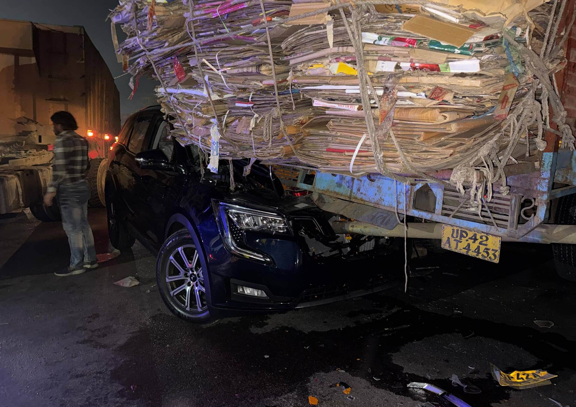 रामनगर क्षेत्र में हुए हादसे में डीसीएम में घुसी कार।