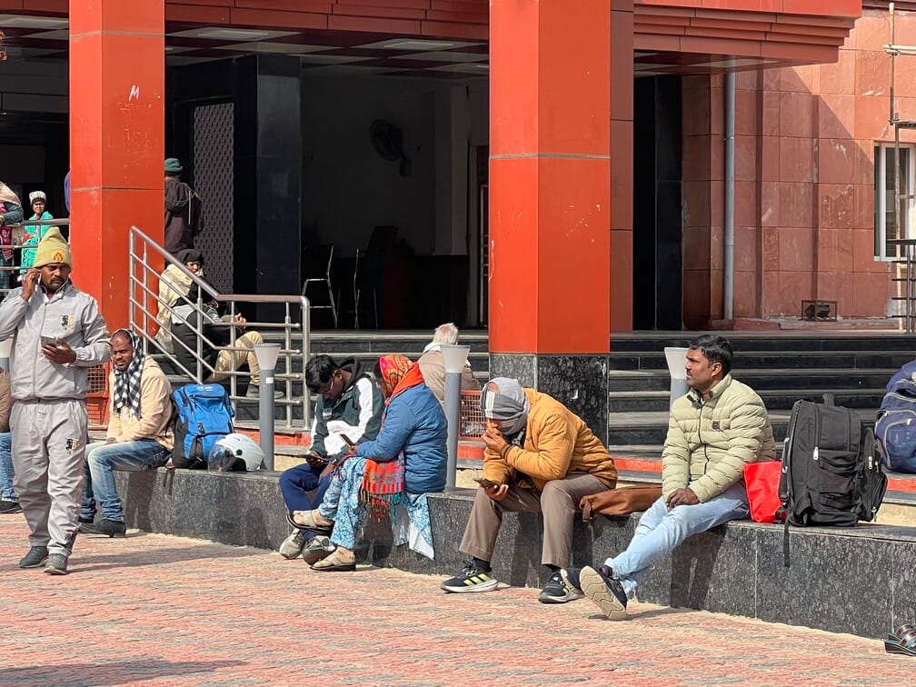 The maximum temperature in the district dropped by 3 degrees, and the cold winds caused people to shiver.