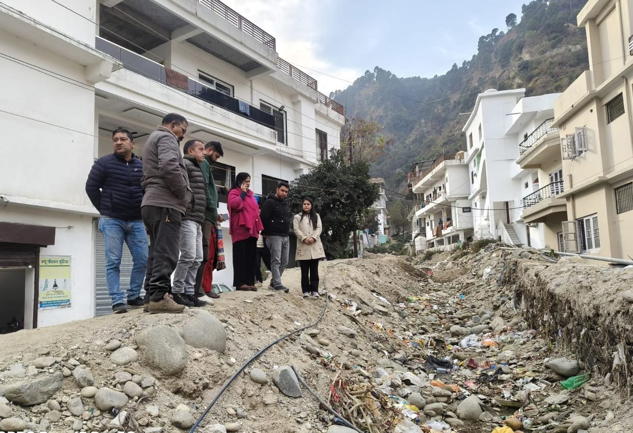Six house owners were fined for throwing garbage in the open.