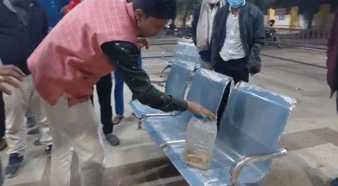 Muzaffarpur Bihar news : snake bit father  son brought a cobra in box came hospital causing a stir