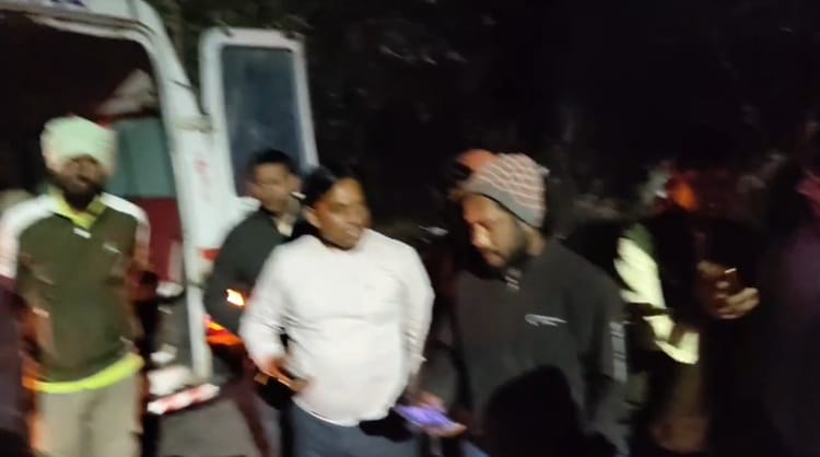 Jharkhand Accident: सरायकेला में भीषण सड़क हादसा, खड़े ट्रक से जा टकराई बाइक; युवक की मौत, बच्चा गंभीर घायल